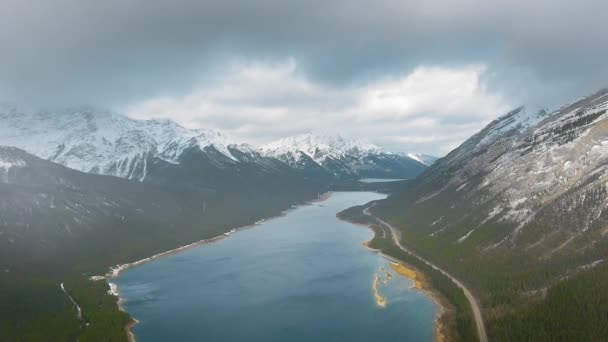 Imágenes aéreas de picos nevados reflejados en la superficie del embalse de Spray Lakes, Alberta, Canadá — Vídeo de stock