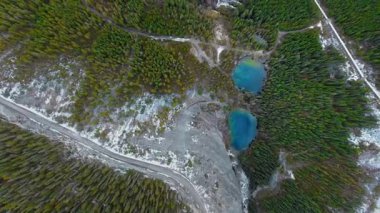 Kanada Alberta 'da birkaç küçük gölü olan güzel bir dağ ve ormanın kuş bakışı manzarası.