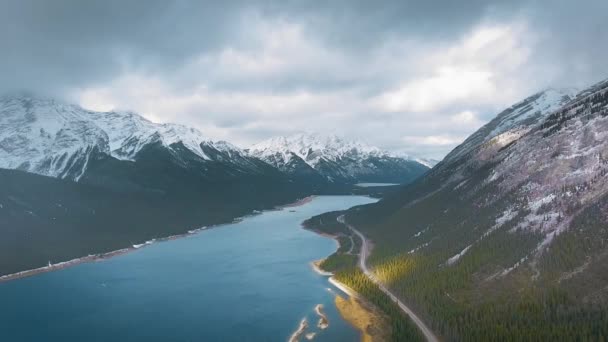 Drone video showing snow-top mountains, forest and Spray Lakes reservoir, Alberta, Canada — 图库视频影像