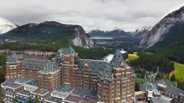 Banff, Alberta, Kanada 'daki güzel ormanlık vadi ve otelin kuş bakışı videosu.