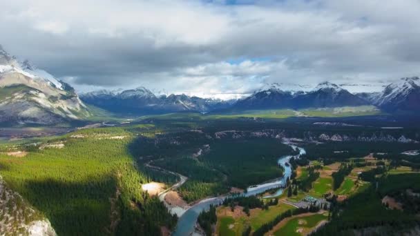 Um drone atira montanha em torno de uma grande floresta e vale do Rio Bow perto de Banff, Alberta, Canadá — Vídeo de Stock