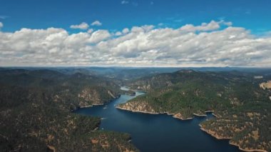 Kuşlar, Pactola Gölü, Wyoming, ABD 'de beliren yumuşak kabarık bulutların drone görüntülerini izliyor.
