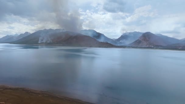 Cámara de drones capturó neblina envuelta en las colinas después de un incendio forestal cerca del lago Jackson, Wyoming, EE.UU. — Vídeos de Stock