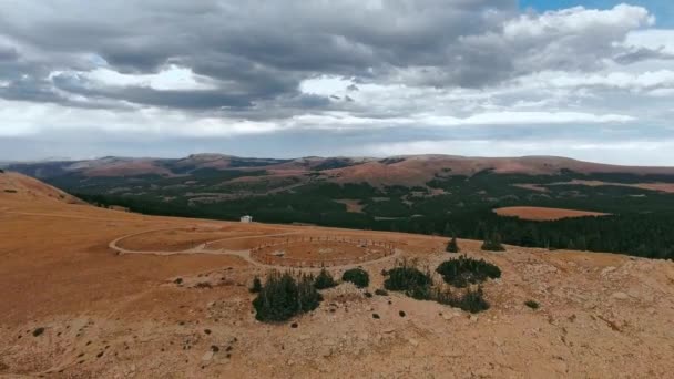 アメリカ・ワイオミング州のビッグホーン医療用ホイールの遺跡と高原を旋回無人偵察機 — ストック動画