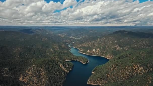 Captura aérea do Lago Pactola entre as colinas cobertas de floresta em Wyoming, EUA — Vídeo de Stock