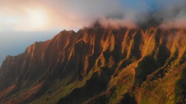 Waimea Kanyonu, Kauai, Hawaii 'deki tepenin tepesindeki beyaz bulutların kuş bakışı görüntüsü.
