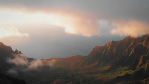 Vídeo aéreo das nuvens sobre um magnífico vale entre belas encostas verdes em Waimea Canyon, Kauai, Havaí — Vídeo de Stock