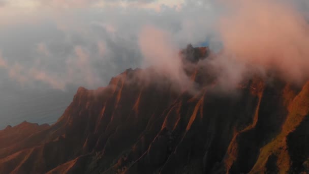 İnsansız hava aracı, Waimea Kanyonu, Kauai, Hawaii 'deki bulutlarda ve dağ yamaçlarında gün batımını yakalar. — Stok video