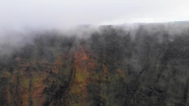 Madártávlati videó moky felhőkről és sötét hegycsúcsokról a Waimea Canyonban, Kauaiban, Hawaiin — Stock videók