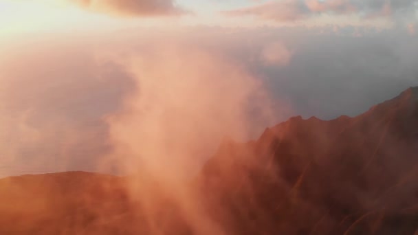 Drone disparando através das nuvens sobre altos picos de montanha e do oceano em Waimea Canyon, Kauai, Havaí — Vídeo de Stock