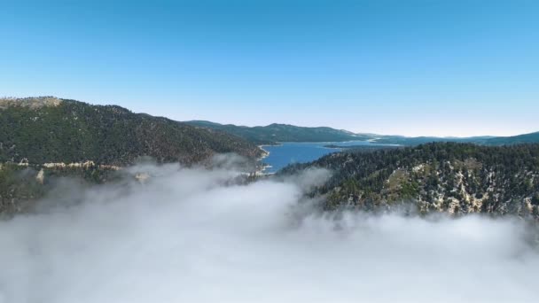 Drone Vuela Sobre Las Nubes Filmando Big Bear Lake Entre — Vídeos de Stock