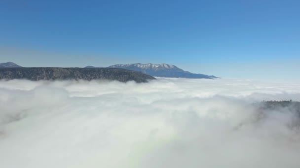 Drone filmade en video ovanför molnen som omsluter alla ytor på jorden i Kalifornien, USA — Stockvideo