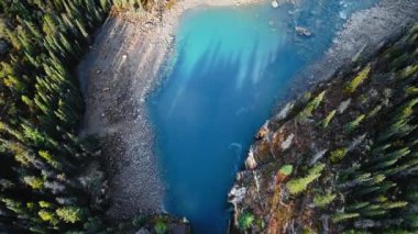 Kusursuz mavi su ve Athabaska Nehri, Alberta, Kanada 'nın taş kıyıları üzerinde insansız hava aracı görüntüsü