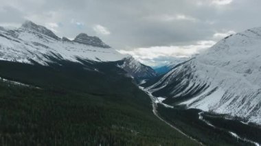 Kanada Alberta 'da ormanla kaplı Ocky dağlarının hava görüntüleri.