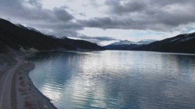 Kanada 'nın Alberta dağlarındaki Muncho Gölü yakınındaki yolun hava görüntüleri.