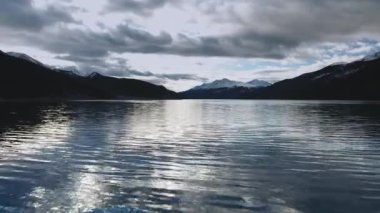 Muncho Gölü, Alberta, Kanada 'nın küçük hızlı dalgalarının insansız hava aracı zamanı.