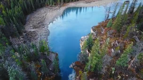 加拿大艾伯塔省Athabaska河上的镜像蓝湖 石岸和秋季森林的空中拍摄 — 图库视频影像