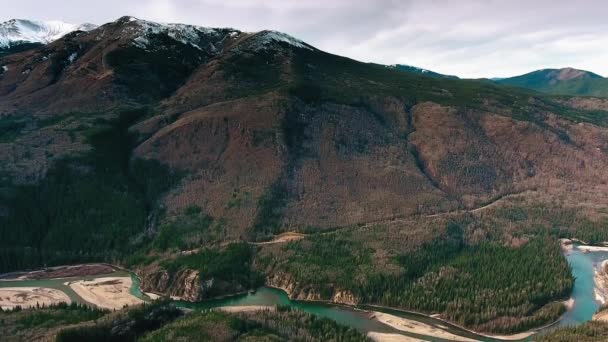 ドローンは カナダのアルバータ州に密林とスモーキー川がある岩の多い山に接近します — ストック動画