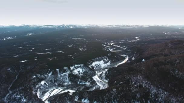 Vista Pájaro Río Tetsa Congelado Las Montañas Con Denso Bosque — Vídeo de stock