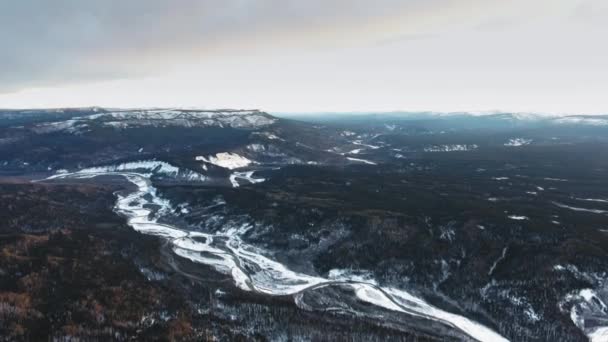 Imágenes Aéreas Del Denso Bosque Negro Río Tetsa Blanco Congelado — Vídeos de Stock