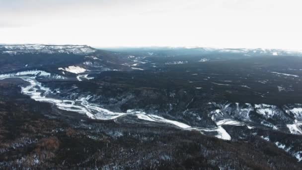 Vídeo Aéreo Del Sinuoso Río Tetsa Nieve Montañas Rocosas Cubiertas — Vídeo de stock