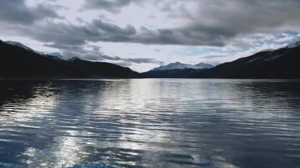 加拿大艾伯塔省蒙乔湖一面镜子快速小浪的鼓点时间 — 图库视频影像