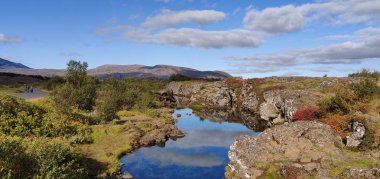 kristal berraklığında su üzerinde bulutlar yansıması
