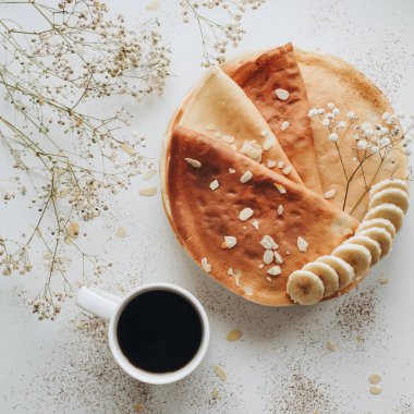 Krep ve beyaz bir masa gıda flatlay üzerinde coffe bir fincan