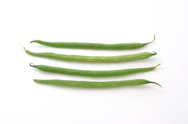 Beyaz arkaplanda taze yeşil bezelyeler.