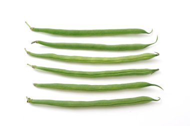 Beyaz arkaplanda taze yeşil bezelyeler.