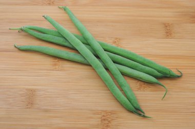 bir kesme tahtası üzerinde izole taze yeşil bezelye