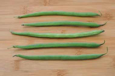 bir kesme tahtası üzerinde izole taze yeşil bezelye