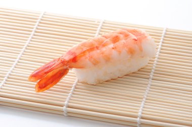 beyaz arka plan üzerinde izole karides suşi