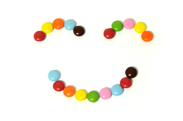 Chocolat coloré smiley propagation sur fond blanc — Photo