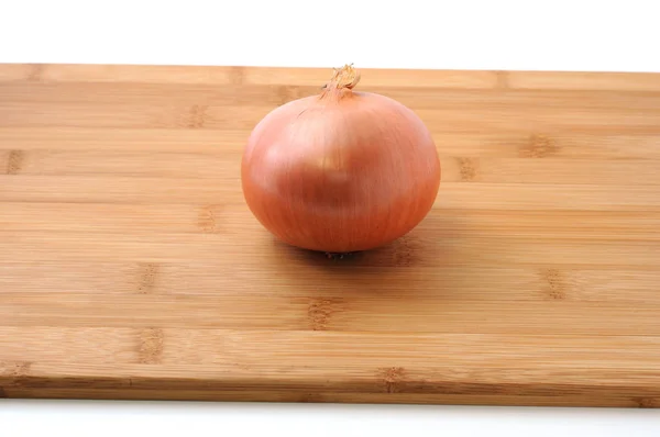 Onion isolated on cutting board — Stock Photo, Image