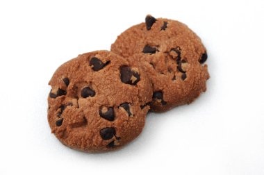 Beyaz arka planda izole edilmiş çikolata parçacıklı kurabiyeler.