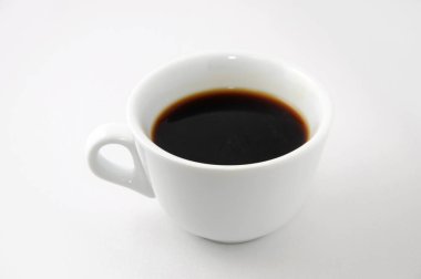 Beyaz arka planda izole edilmiş bir fincan kahve.