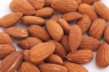 Beyaz arka plan üzerinde izole soyulmuş badem fındık yığını