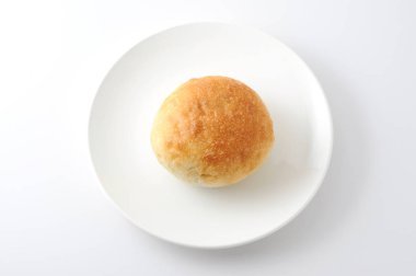 beyaz arka plan üzerinde beyaz tabakta izole yuvarlak ekmek