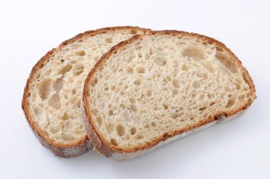 beyaz arka plan üzerinde izole kaba bir öğütme çavdar ve buğday unu dilimlenmiş Ekmek