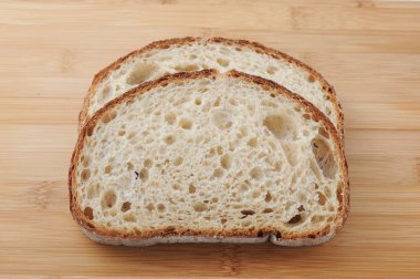 kesme tahtası üzerinde izole kaba bir öğütme çavdar ve buğday unu dilimlenmiş Ekmek