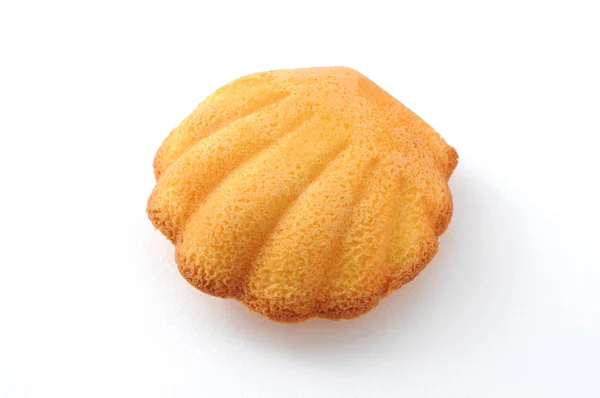 Biscoito de bolo madeleine isolado no fundo branco — Fotografia de Stock