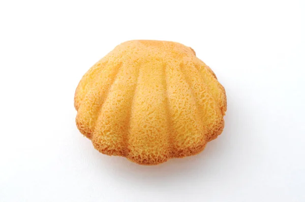 Biscoito de bolo madeleine isolado no fundo branco — Fotografia de Stock