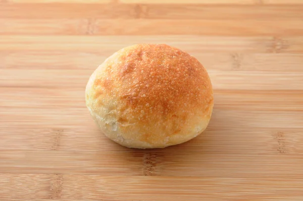 Kesme tahtası üzerinde izole yuvarlak ekmek — Stok fotoğraf