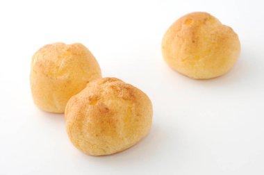 kremalı beyaz zemin üzerine izole