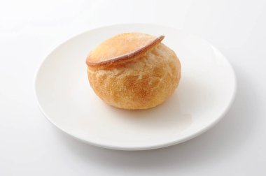 beyaz arka plan üzerinde izole tabakta fransız ekmek champignon