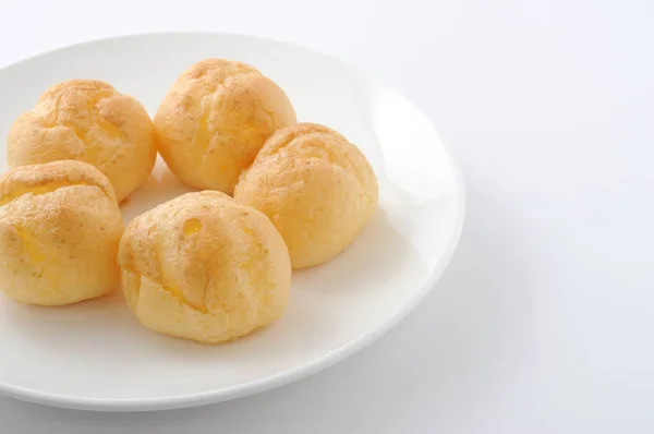 Soplos de crema en la placa de fondo blanco aislado — Foto de Stock