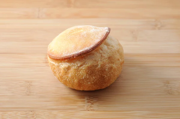 Champignon de pão francês isolado na tábua de corte — Fotografia de Stock