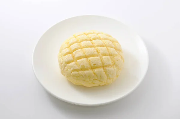 Pan japonés melón sartén amanecer en plato sobre fondo blanco — Foto de Stock