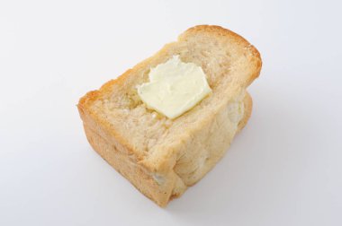 beyaz arka plan üzerinde tereyağı fransız tost ile ekmek